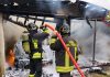 San Benedetto. Fiamme in una rimessa-deposito: crolla il tetto, ma nessun ferito