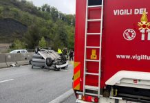 Caldarola, auto si ribalta sulla SS77, un morto