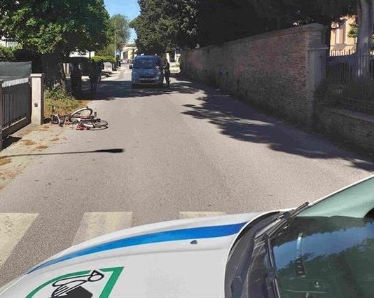 Scontro auto bici, arriva l’eliambulanza per la ciclista