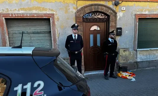 Accoltella genitori e fratellino a Fano. Fermato il 21enne figlio della coppia. Avrebbe detto: “Volevo farlo da tempo” Fano accoltellamento