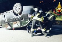 Auto finisce fuori strada e si ribalta, il conducente finisce in ospedale