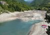 Lago di Fiastra, livello più basso per lavori di manutenzione alla diga. Sorpresa, dall’acqua riaffiora il vecchio ponte