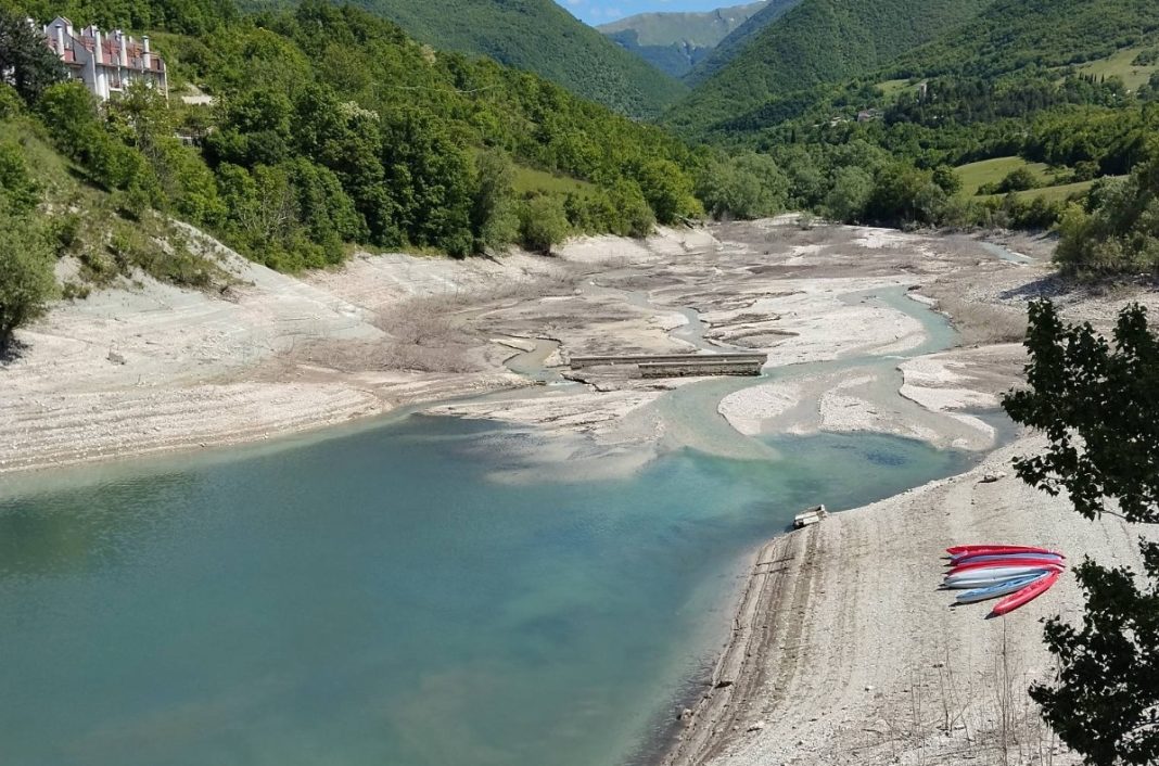 Lago di Fiastra con livello di acqua basso per lavori
