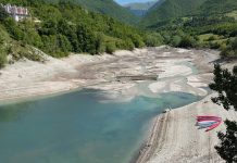 Lago di Fiastra, livello più basso per lavori di manutenzione alla diga. Sorpresa, dall’acqua riaffiora il vecchio ponte