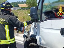 Pollenza. Incidente tra due furgoni sulla Statale 77, soccorsi i conducenti: strada chiusa, poi riaperta