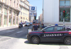 Ancona. Cerca di rapinare una banca, poi prova la fuga con un ostaggio: arrestato dai carabinieri