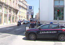 Ancona. Cerca di rapinare una banca, poi prova la fuga con un ostaggio: arrestato dai carabinieri
