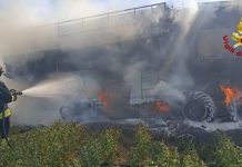 Castelfidardo. In fiamme una mietitrebbia, intervento dei vigili del fuoco