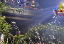 Fano. Scontro tra auto e bici elettrica, ciclista giù dal ponte. Arriva l’eliambulanza