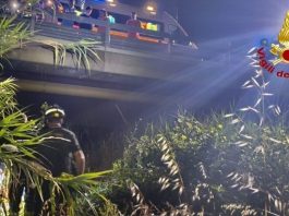 Fano. Scontro tra auto e bici elettrica, ciclista giù dal ponte. Arriva l’eliambulanza
