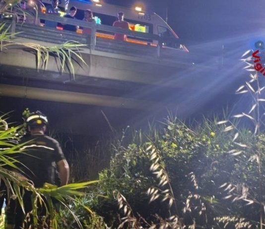 Fano. Scontro tra auto e bici elettrica, ciclista giù dal ponte. Arriva l’eliambulanza
