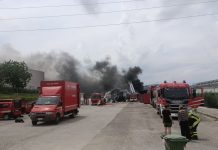 Estinto l’incendio alla Giba Stampi, in corso i campionamenti ambientali. L’ordinanza del sindaco di Camerano: ecco le misure da attuare