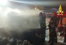Incendio nella notte in uno stabilimento balneare di Fano, arrivano i pompieri