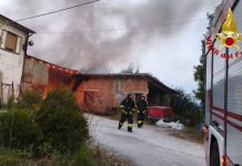 Fiamme nel capanno agricolo, una persona portata in ospedale per accertamenti