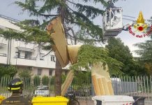 Maltempo ad Ascoli con pioggia vento e grandine, divelta copertura di un capannone