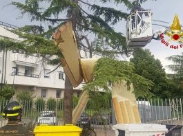 Maltempo ad Ascoli con pioggia vento e grandine, divelta copertura di un capannone