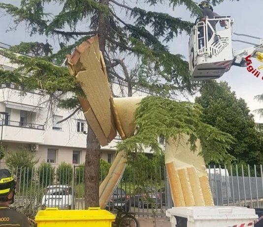 Maltempo ad Ascoli con pioggia vento e grandine, divelta copertura di un capannone