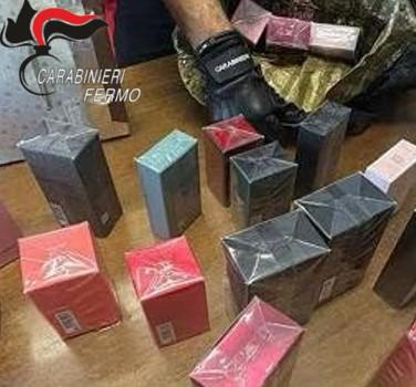 Borse schermate e 2mila euro di profumi rubati in auto, tre denunciati