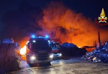 San Benedetto. Rogo alla Italservizi, Vigili del Fuoco al lavoro. “Tenete le finestre chiuse” – FOTO
