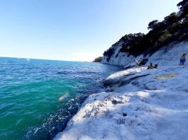 Saltano in mare dalla scogliera dei Lavi, otto ragazzini nei guai