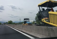 Caos in A14: camion in bilico sullo spartitraffico e auto sbalzata su corsia opposta