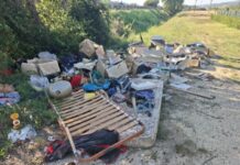 Svuotano una soffitta e abbandonano tutto in campagna: tre denunce a Porto Recanati