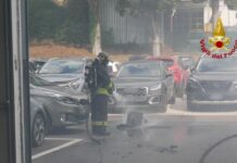 A fuoco la batteria di una minicar, paura in un’officina a Camerano