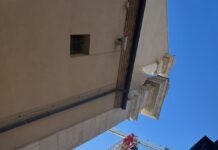 Salgono su una gru e minacciano di buttarsi per gli stipendi arretrati, protesta di tre operai della ricostruzione