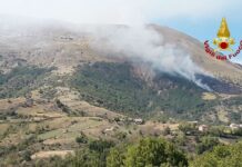 Montemonaco. Incendio a Isola San Biagio. Vigili del Fuoco al lavoro